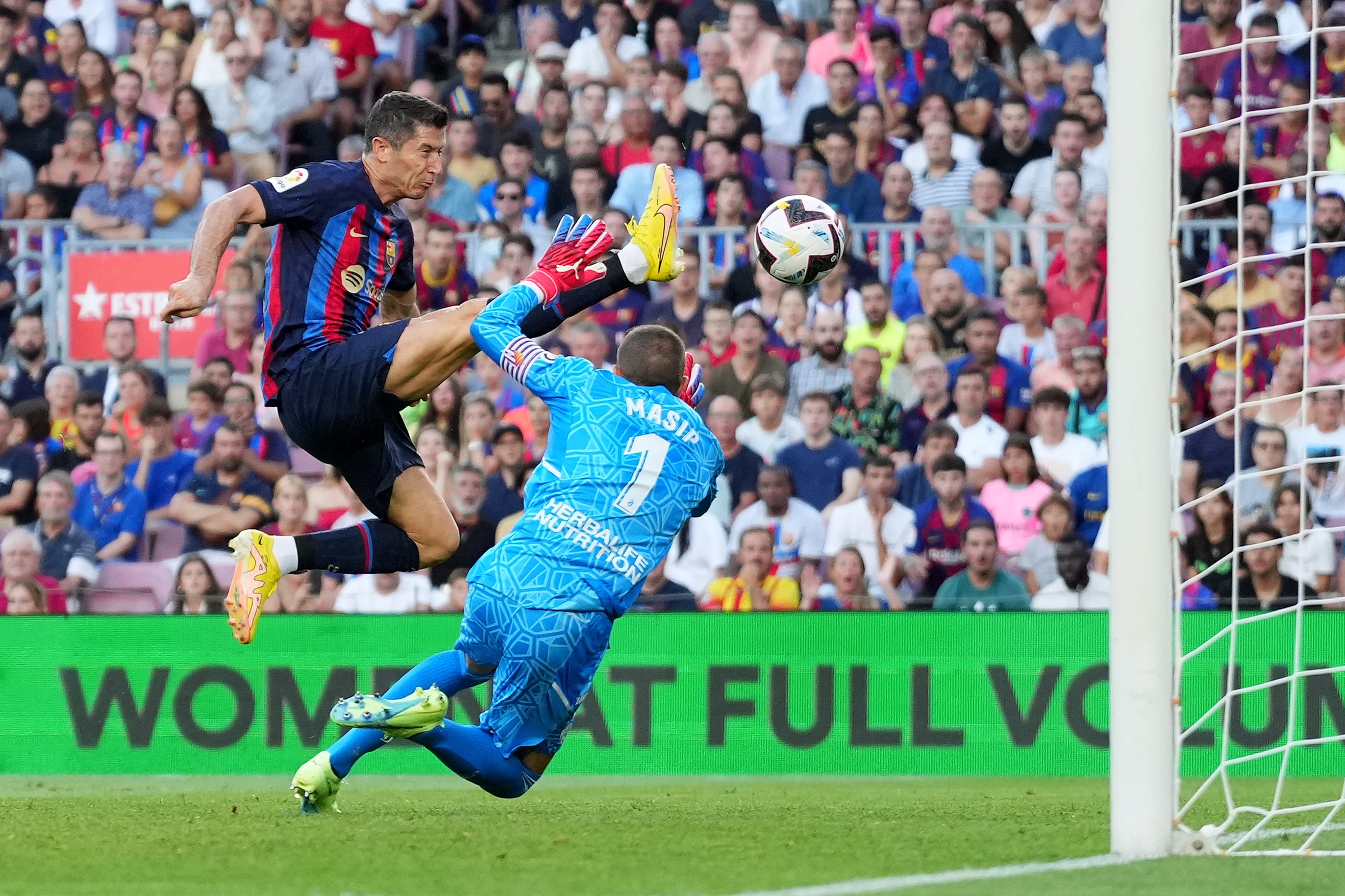 Lewandowski marca su primer gol ante el Real Valladolid.