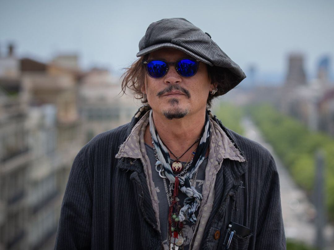 El actor Johnny Depp posa después de la rueda de prensa de presentación de la película ‘El fotógrafo de Minamata&#039; en la quinta edición del BCN Film Fest