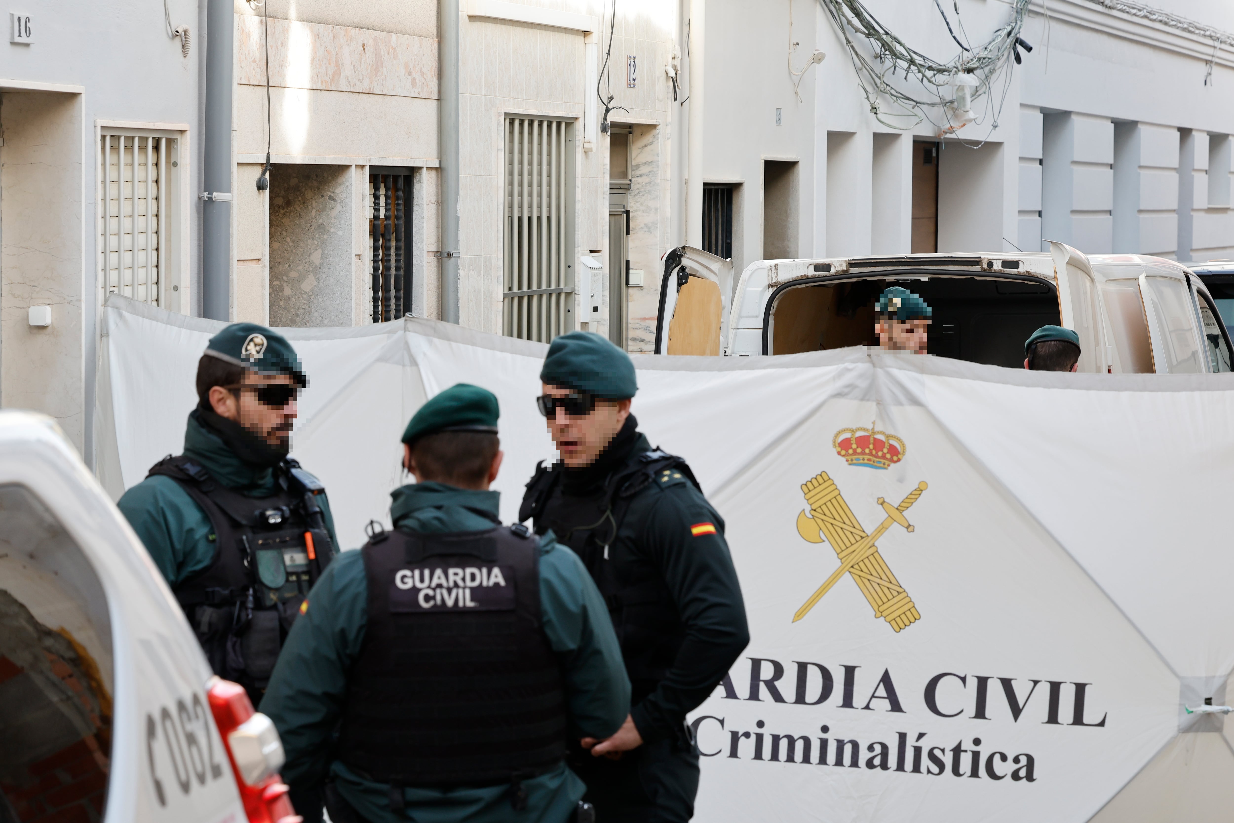 La Guardia Civil se persona este domingo en el lugar donde se ha cometido un asesinato de un menor de 13 años cometido ayer sábado por la tarde en la localidad valenciana de Sueca