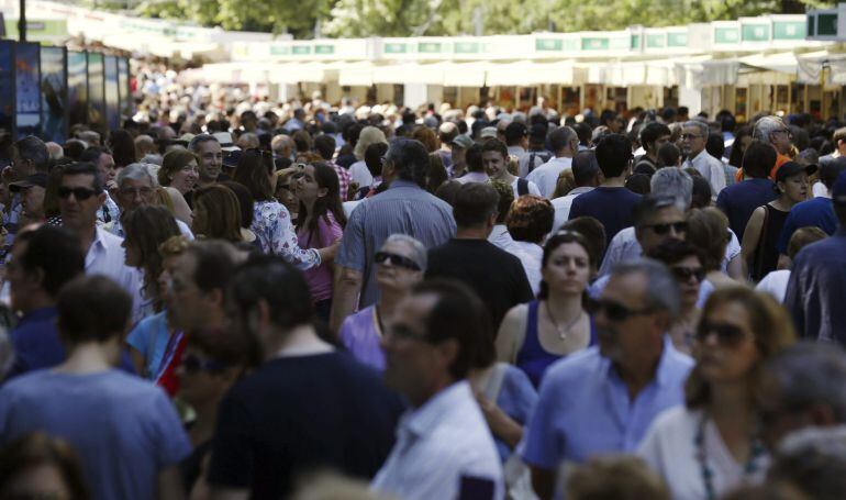 GRA093. MADRID, 07/06/2015.- Vista general de la Feria del Libro de Madrid que llega hoy a su ecuador en una edición en la que libreros y editores se han mostrado optimistas ante las previsiones de ventas. EFE/Sergio Barrenechea