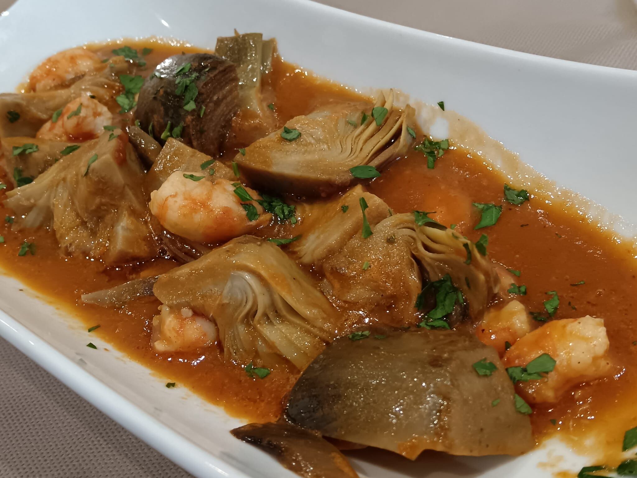 Alcachofas con langostinos al oloroso