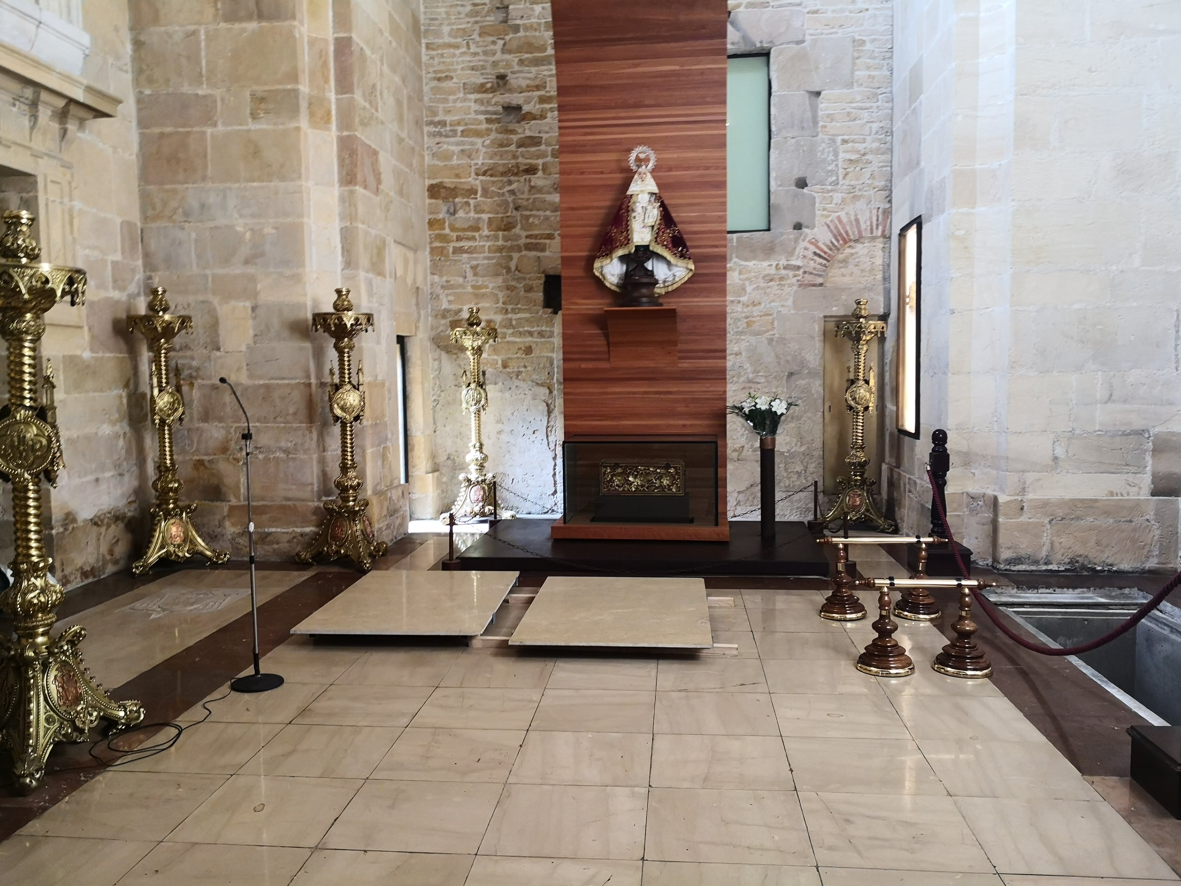 Capilla de la Virgen de Covadonga en la Catedral de Oviedo, donde ya descansan los restos del arzobispo emérito de Oviedo, Gabino Díaz Merchán. A la derecha puede verse el espacio preparado para recibir el féretro