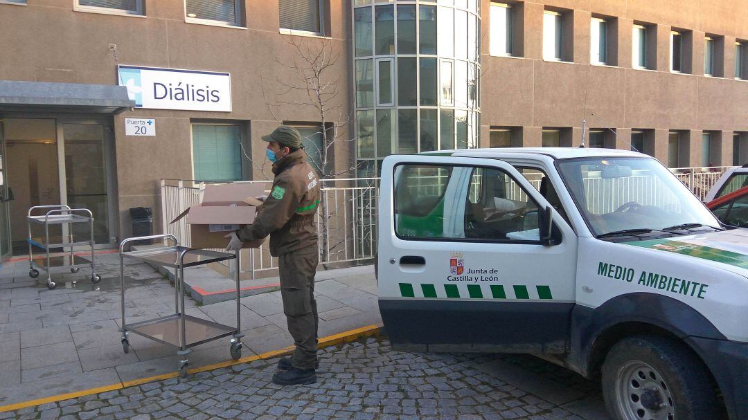 Uno de los agentes recogiendo medicinas en el Hospital General