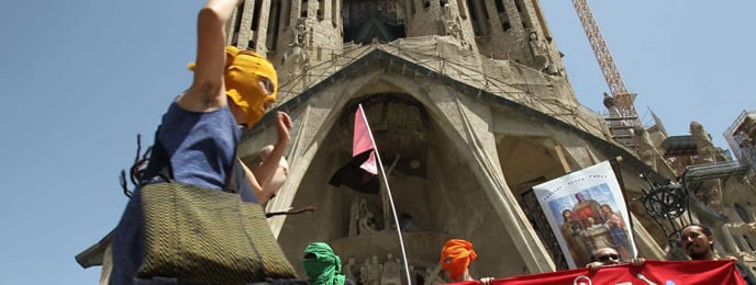 Una cincuentena de personas se han congregado delante de la Sagrada Familia de Barcelona en solidaridad con el grupo punk ruso Pussy Riot.