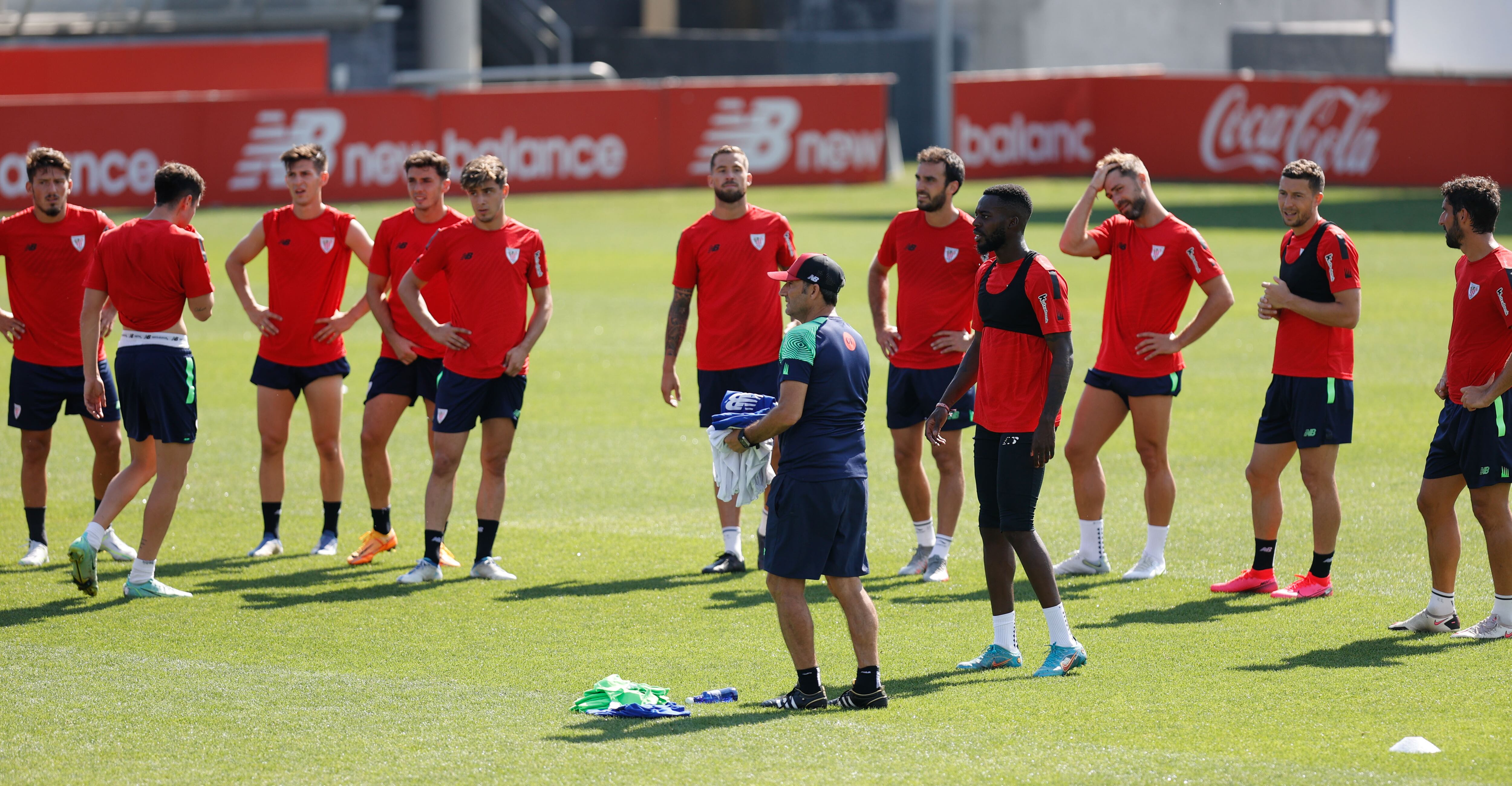 Ernesto Valverde  junto a sus jugadores en pretemporada en las instalaciones de Lezama.