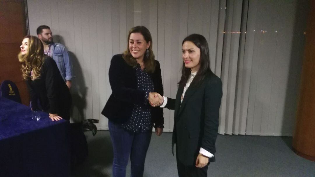 Ástrid Pérez, presidenta del PP en Lanzarote, y Migdalia Machín, secretaria general de CC en la isla, tras cerrar el pacto de 2017.