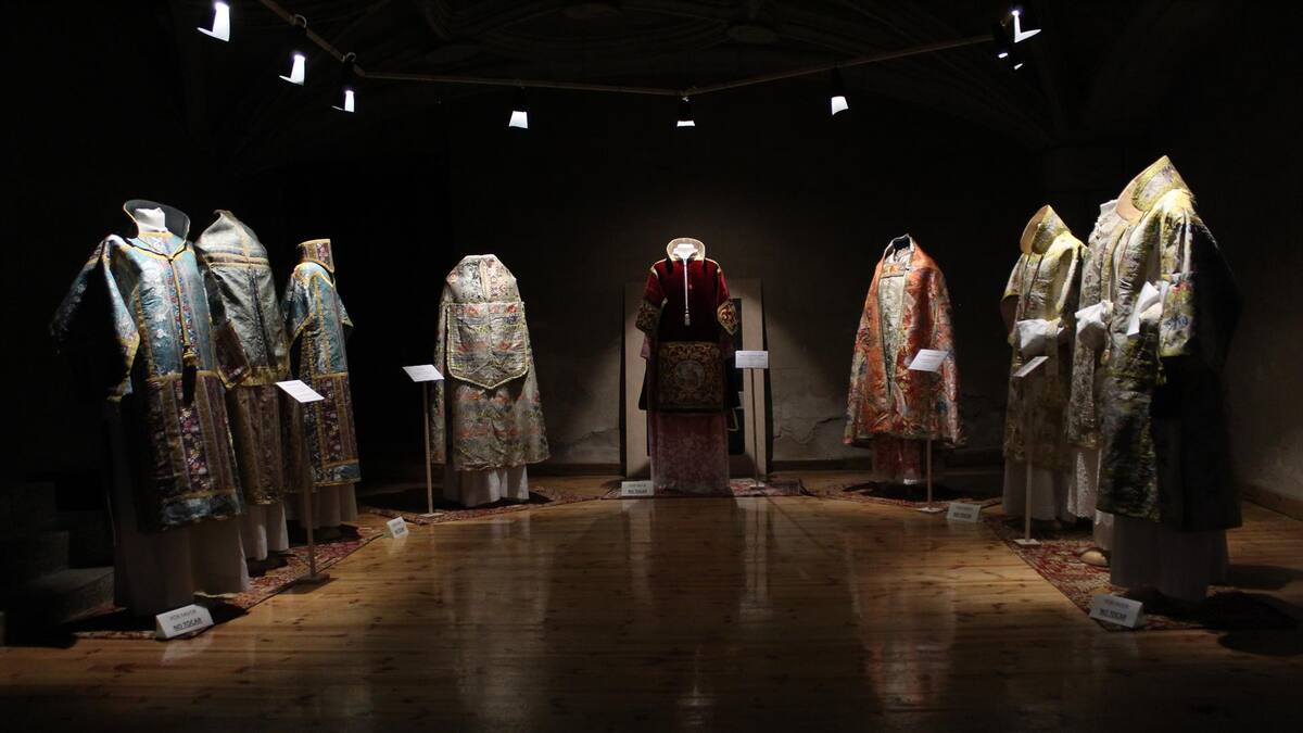 Sorzano exhibe cinco siglos de vestimenta religiosa