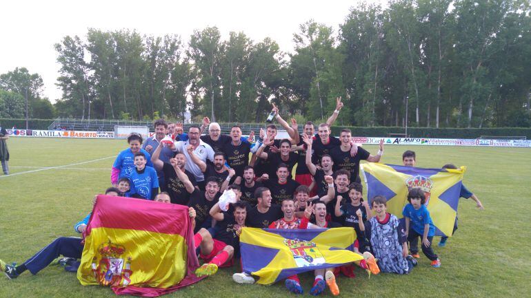 La plantilla del CD La Granja celebra el ascenso a Tercera División