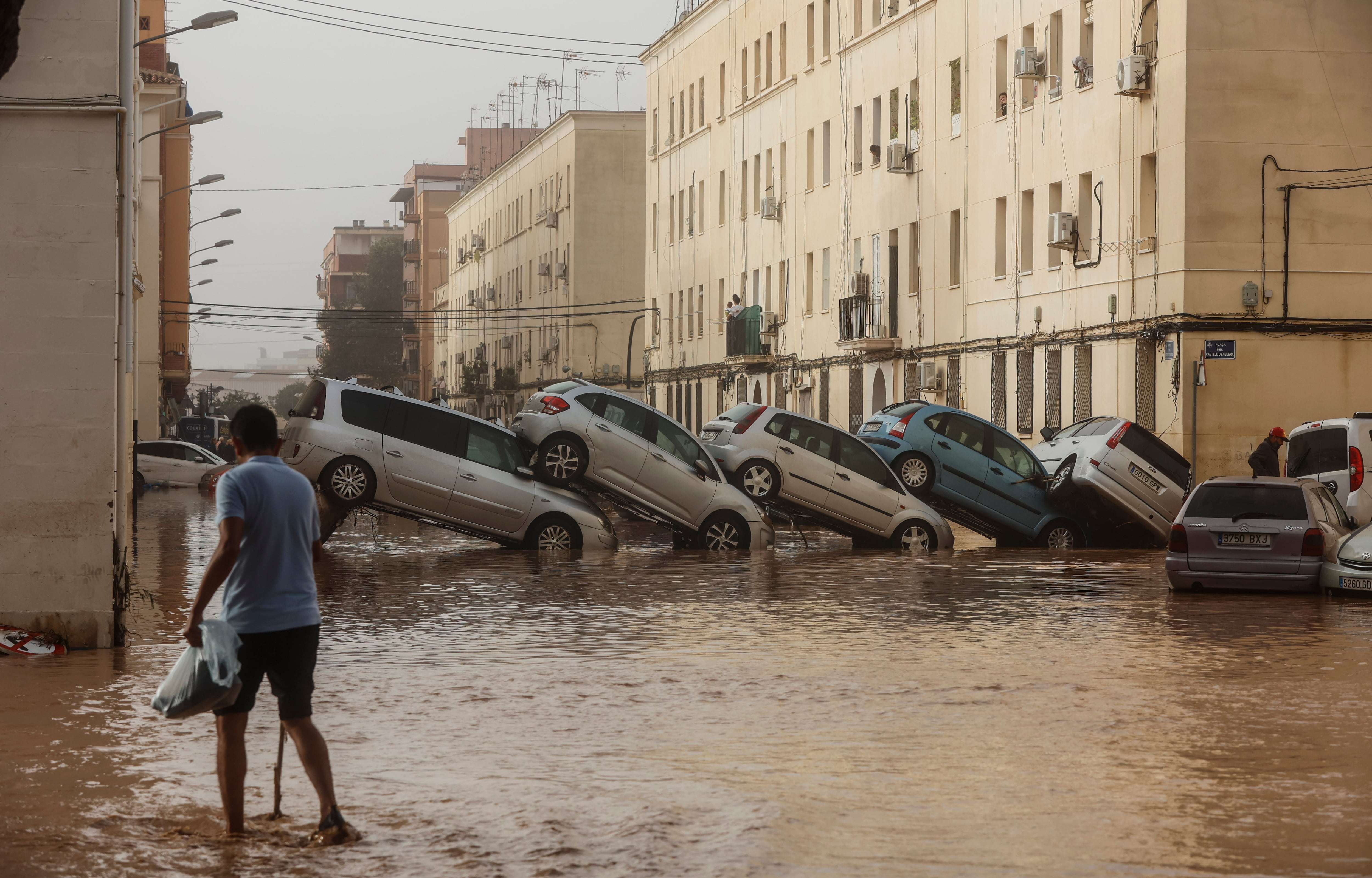 Fotografía de coches apilados en Valencia. (Foto de Rober Solsona/Europa Press via Getty Images)