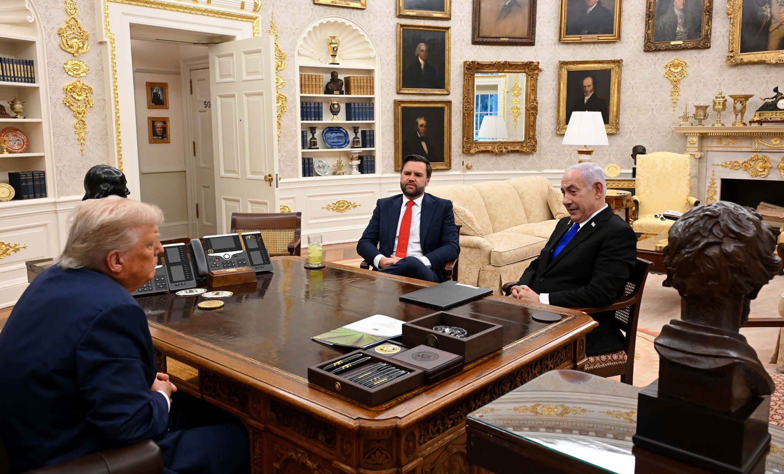 El primer ministro israelí, Benjamín Netanyahu (d), en una reunión con el presidente de los Estados Unidos, Donald Trump (i), acompañados por el vicepresidente de Estados Unidos JD Vance, en la Casa Blanca en Washington (Estados Unidos).