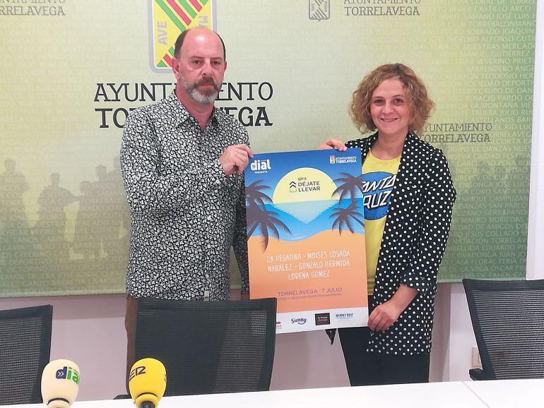 Luis Ángel Portugal y Patricia Portilla posan con el cartel de la gira