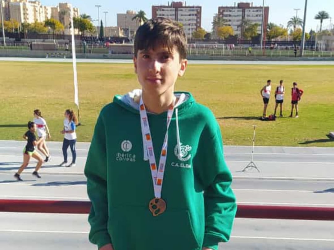 Leo Villena con su medalla de bronce