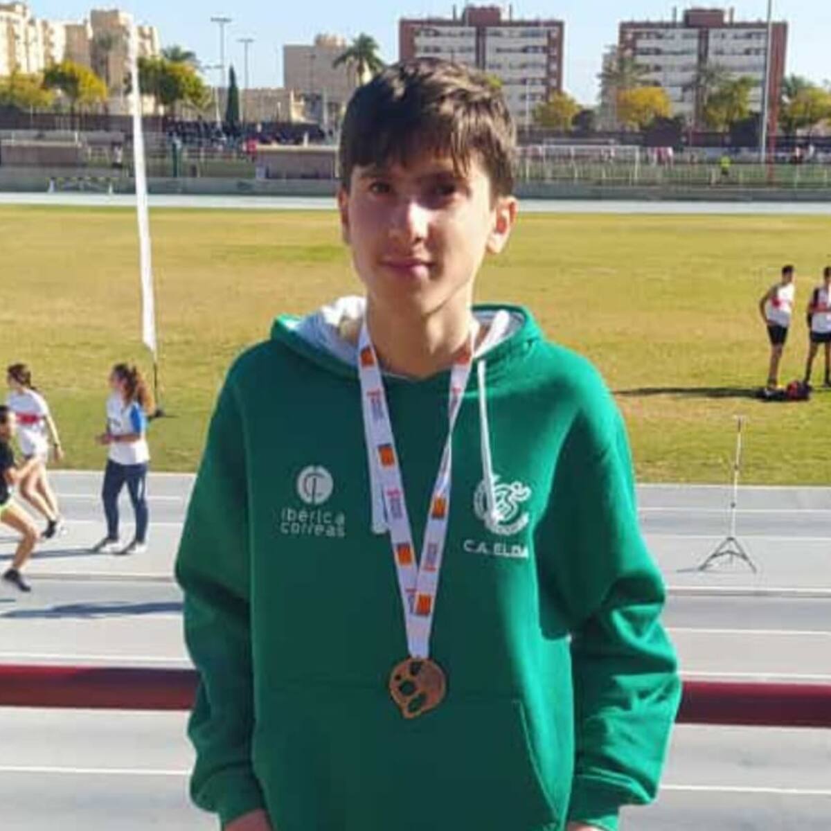 Olivia Sabio y Leo Villena (C. A. Elda), bronce en el Provincial cadete