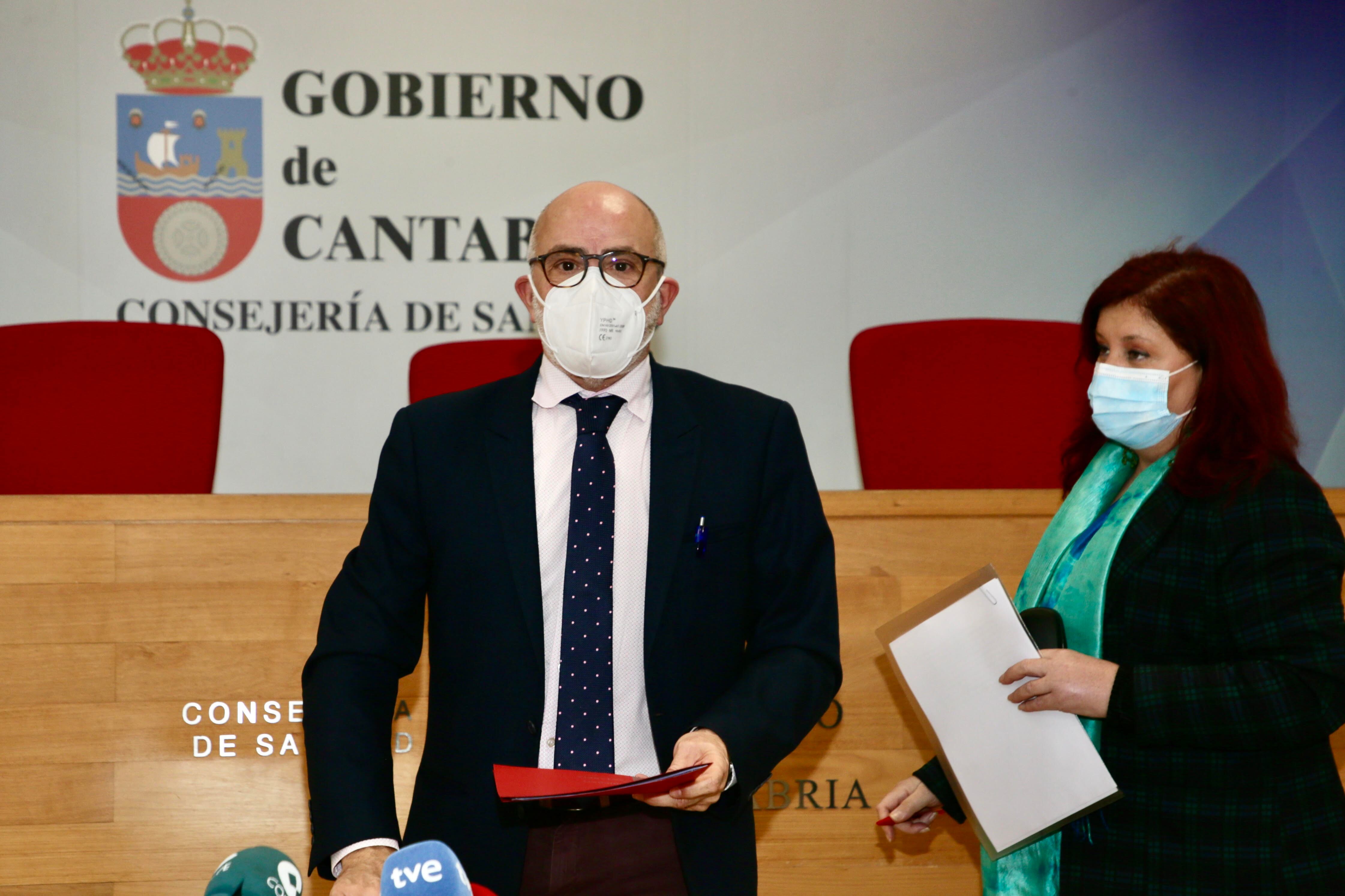 Miguel Rodríguez en una imagen de archivo junto a Celia Gómez, gerente del Servicio Cántabro de Salud.