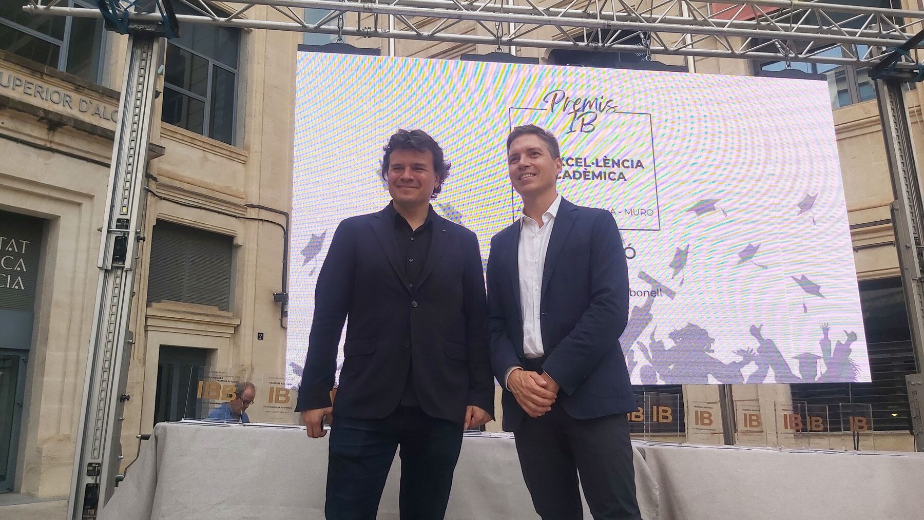 Iñaki Berenguer y el ponente Pablo Jarillo, sobre el escenario antes del inicio del acto