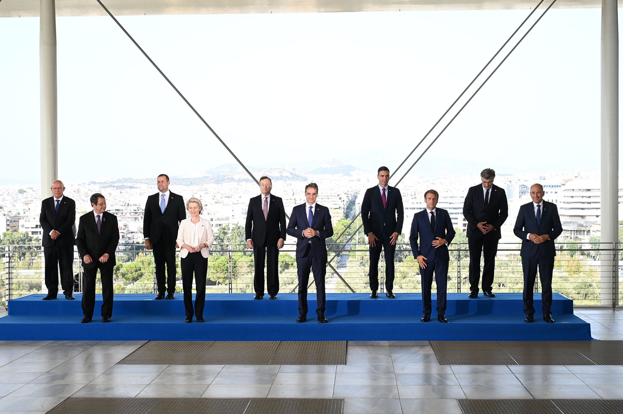 El presidente el Gobierno, Pedro Sánchez, en la foto de familia junto a los asistentes a la Cumbre de Atenas