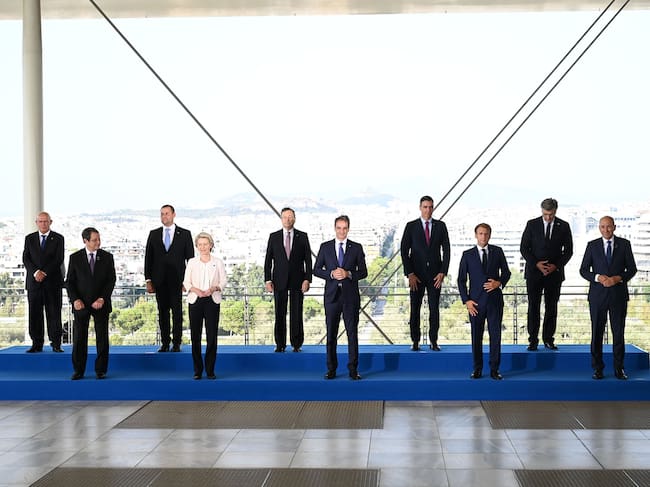 El presidente el Gobierno, Pedro Sánchez, en la foto de familia junto a los asistentes a la Cumbre de Atenas