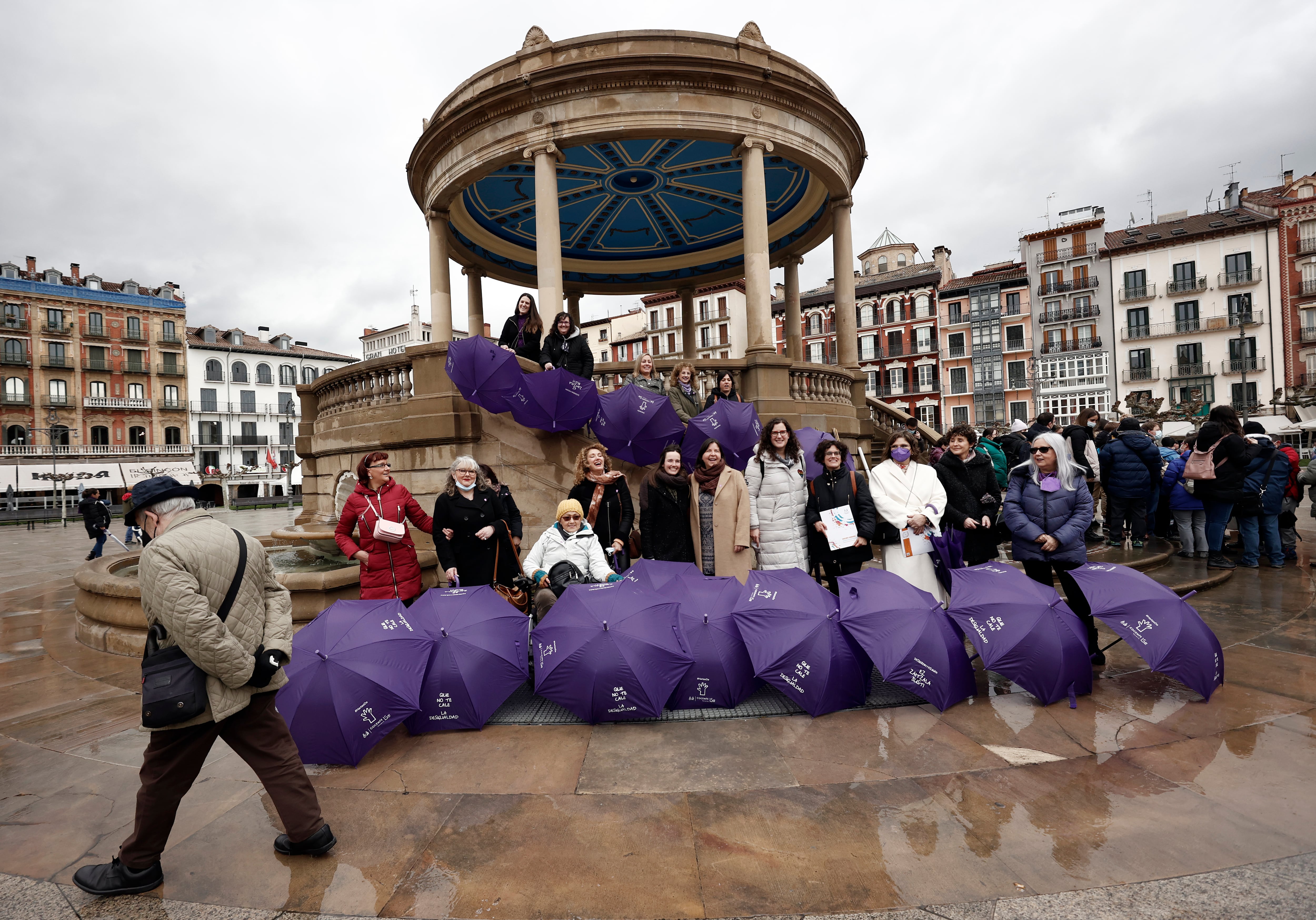 Concentración de mujeres para reivindicar el feminismo en Pamplona.