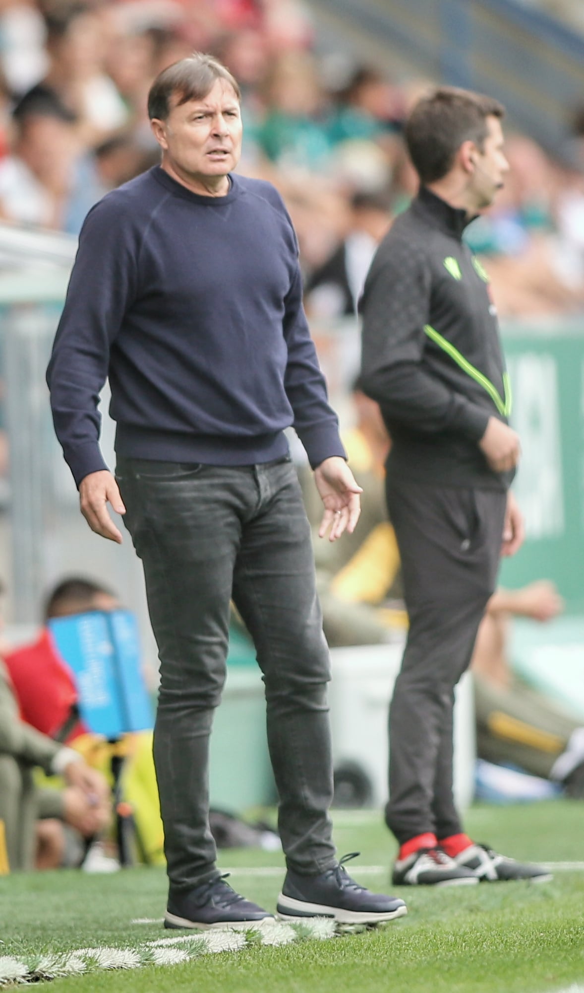 Cristóbal Parralo, en el banquillo de A Malata durante el Racing-Mirandés (foto: Mero Barral / Cadena SER)