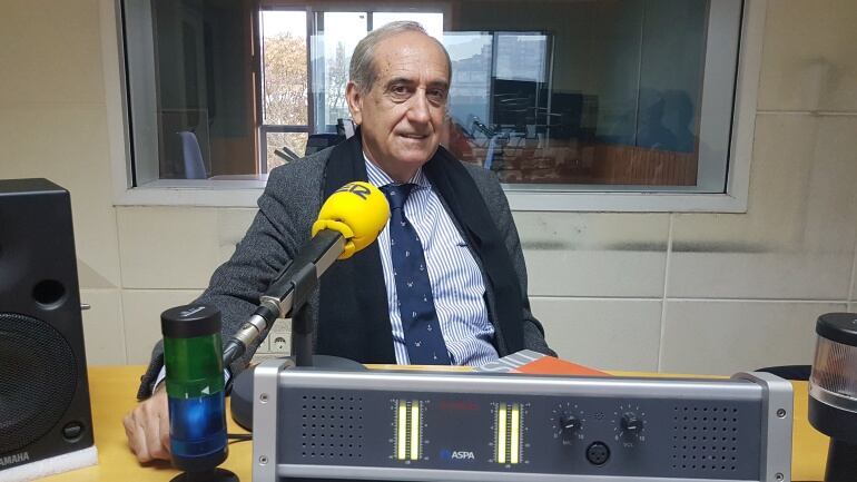 Fernando García, decando del Colegio de Economistas de Cantabria, en el estudio de la Ventana 