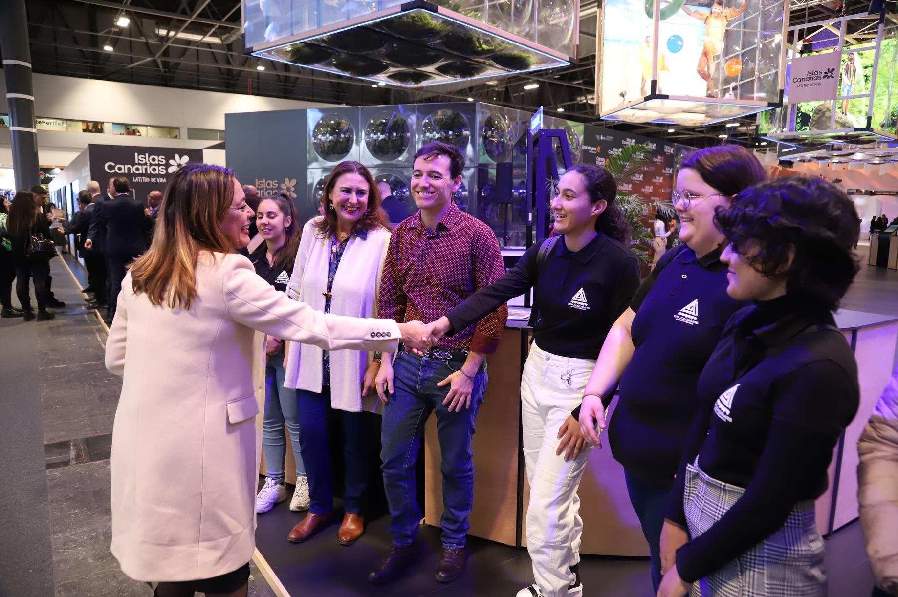 María Dolores Corujo recibe a alumnado de FP Dual en el stad de Lanzarote en Fitur.