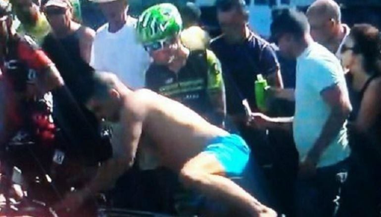 Fotograma del momento en el que Ambrosio Sánchez &#039;Ambrosini&#039; hace por montarse en la bicicleta de Ben King