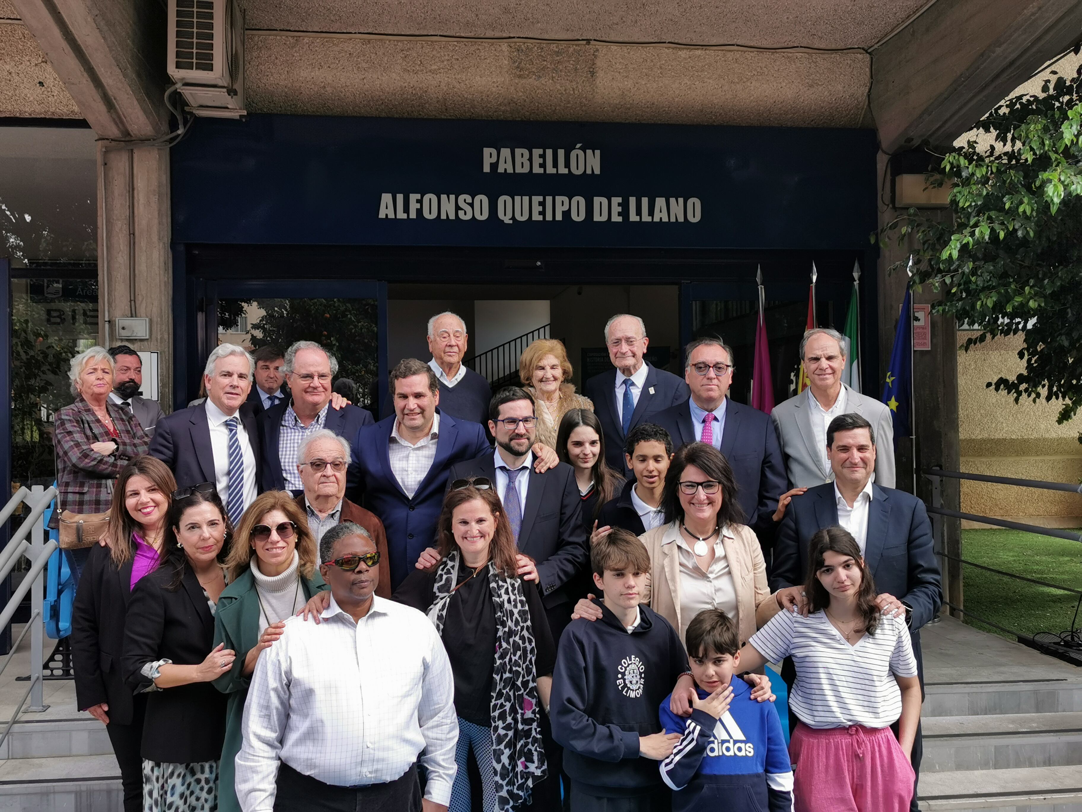 Foto de familia a las puertas del pabellón de Ciudad Jardín