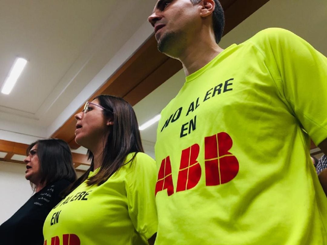 Trabajadores de ABB protestan en el pleno municipal contra el ERE planteado por la empresa