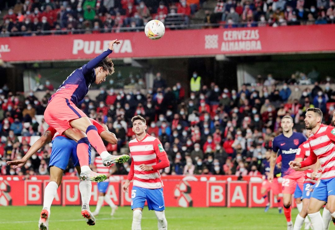 Joao Félix salta y se apoya sobre Suárez. 