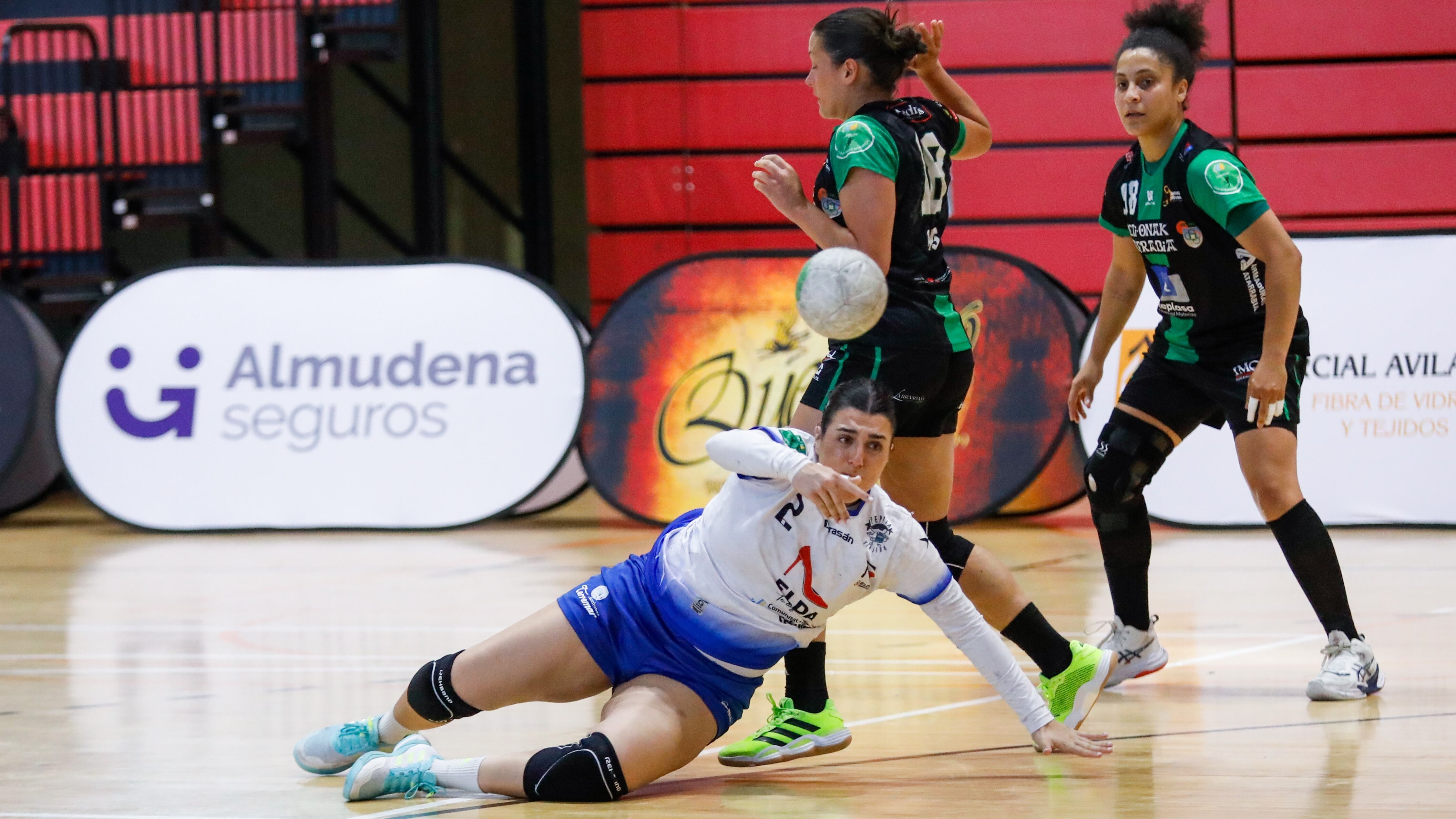 Lucía García lanza desde el suelo