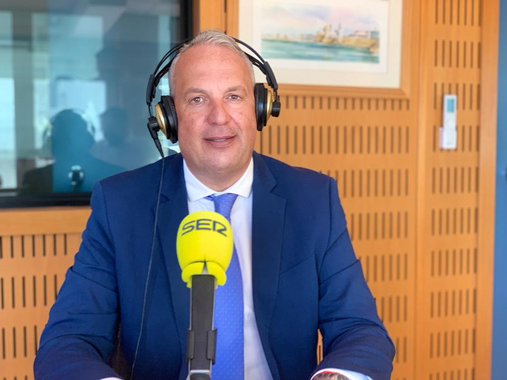 El presidente de la Diputación de Cádiz, Juan Carlos Ruiz Boix, en los estudios de Radio Cádiz