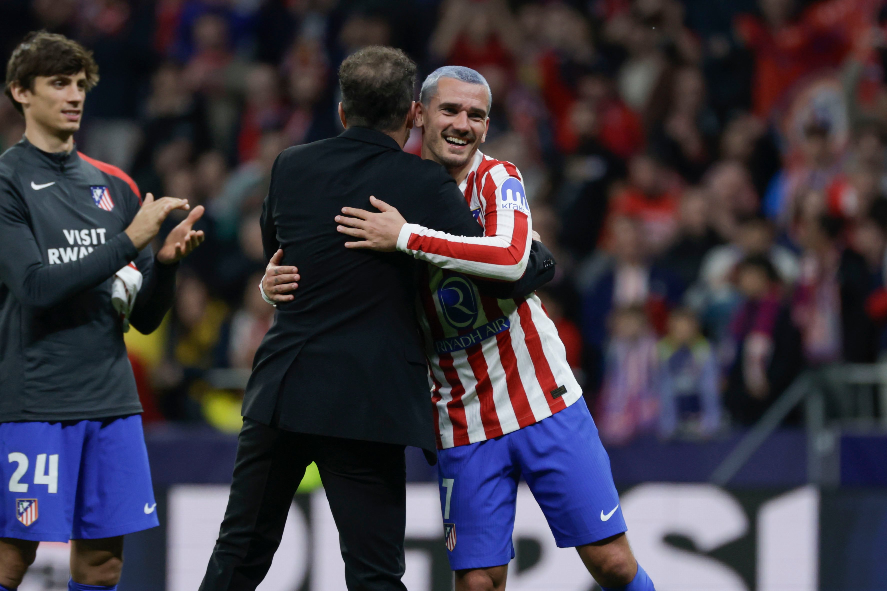 Simeone junto a Antoine Griezmann tras la victoria frente al Brujas que da el paso a octavos al Atlético de Madrid