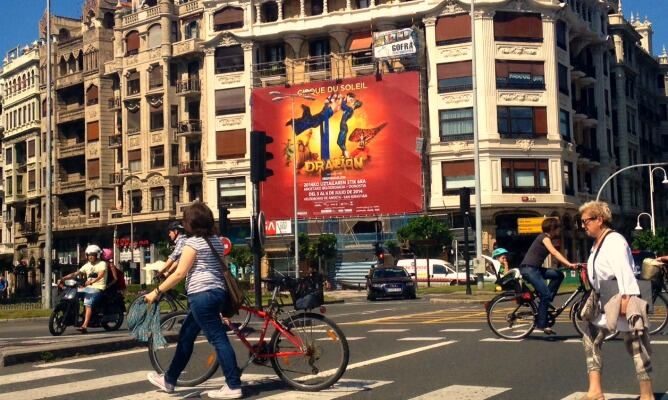 Cartel del espectáculo Dralion en una fachada del Paseo Colón esquina Miracruz