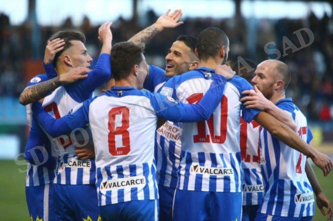 El conjunto blanquiazul derrotó al Fabril con dos goles de Yuri y otro de Son