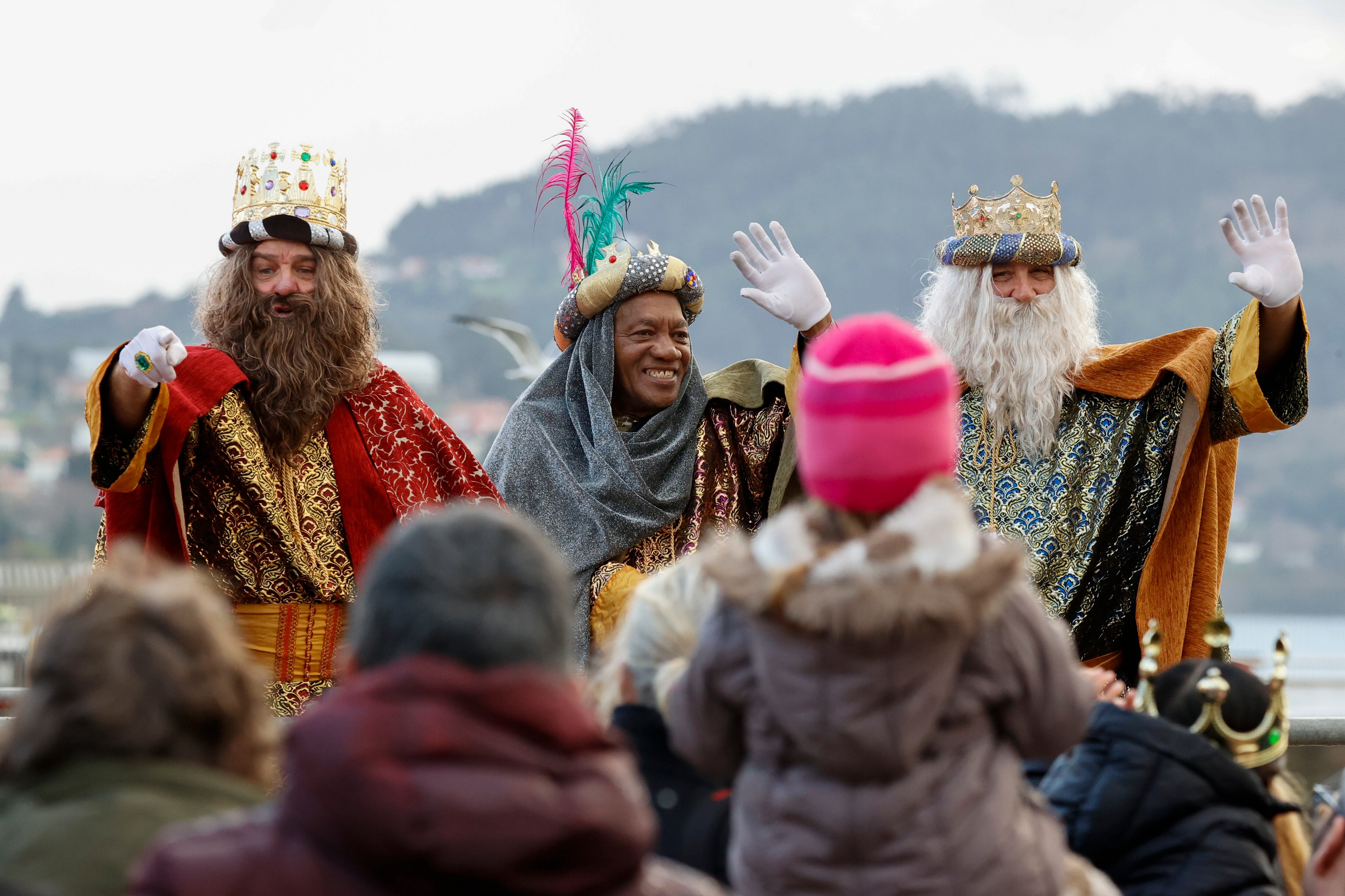 Los Reyes Magos de Oriente saludan a su llegada por mar al puerto de Ferrol (A Coruña).