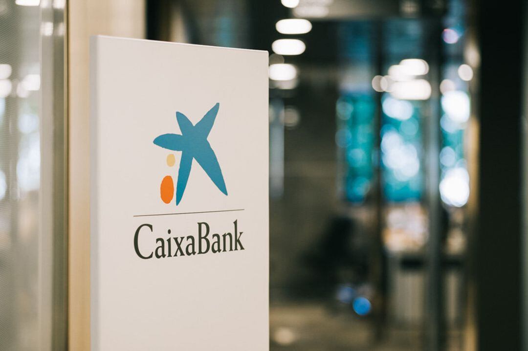 Logotipo CaixaBank en una oficina