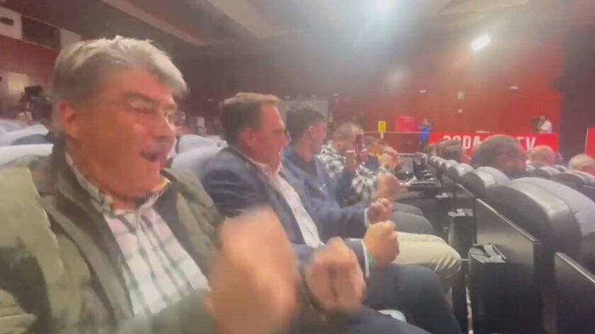 La directiva del CD Coria, con el presidente Lely Gutiérrez -segundo por la derecha- celebra la eliminatoria ante la Real Sociedad, esta tarde en la Ciudad del Fútbol de Las Rozas.