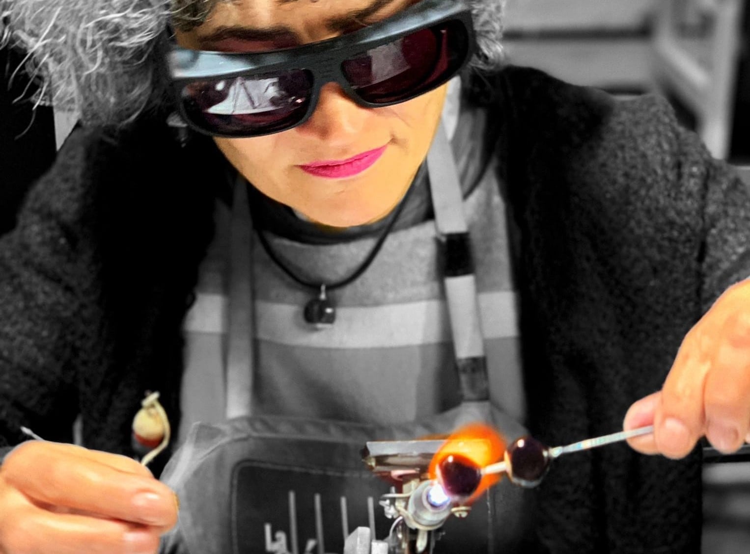 Alma, artesana del vidrio