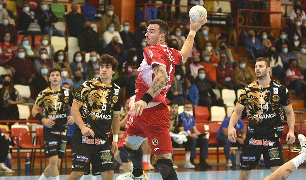 Pozzer lanza contra la portería marista en el choque de ida