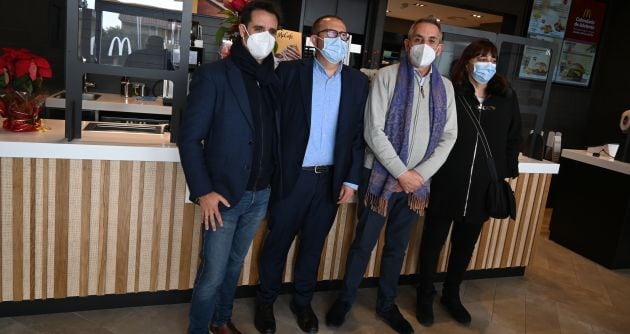 Foto de familia en la inauguración del nuevo restaurante McDonald&#039;s en Valdepeñas (Ciudad Real)