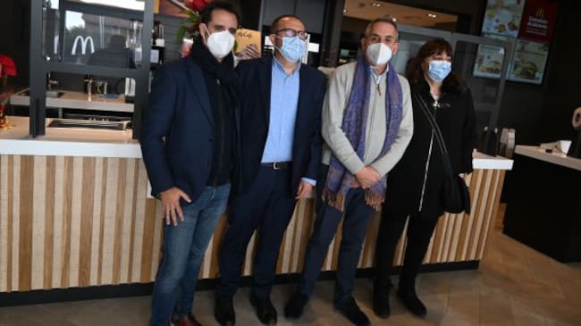 Foto de familia en la inauguración del nuevo restaurante McDonald's en Valdepeñas (Ciudad Real)