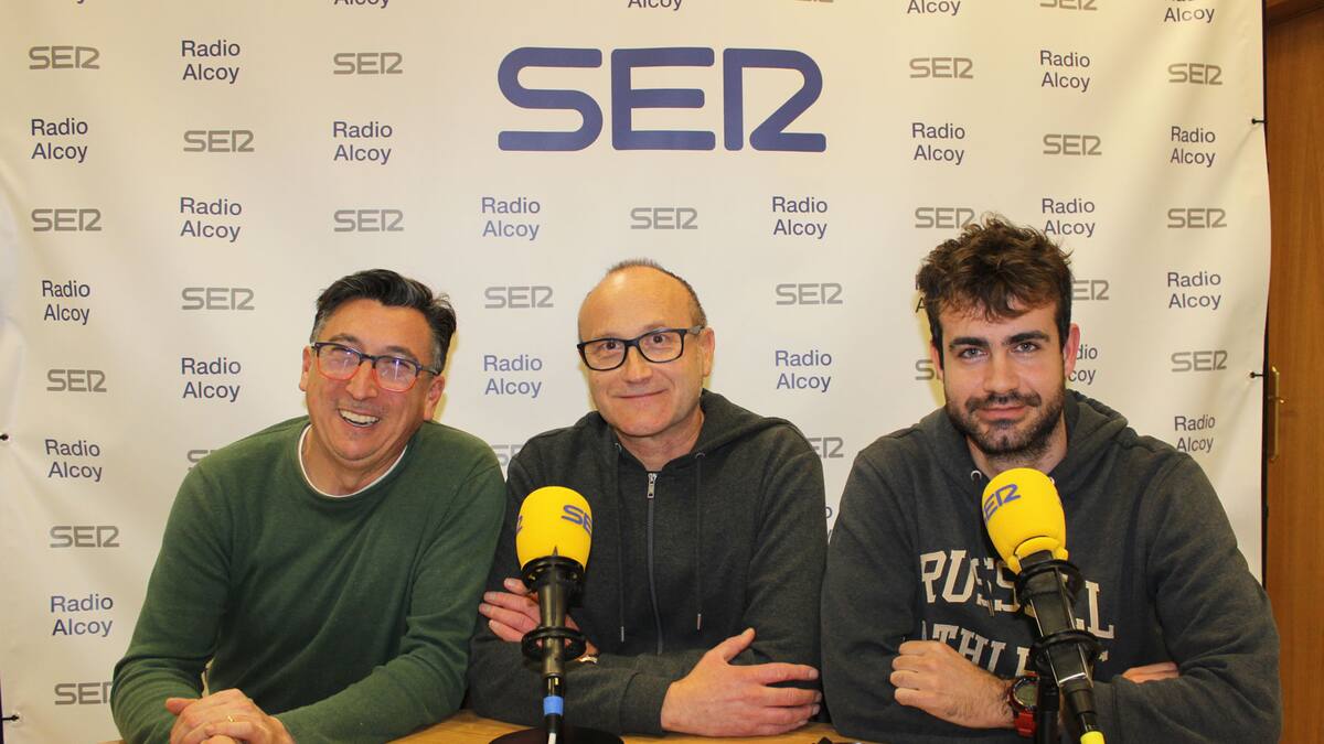 Mauro Mullor, Alfonso Llorens y Juli Vilanova explican la exposición sobre las flechas de Sant Jordi que organizan en la filà Judíos (22/02/2024)