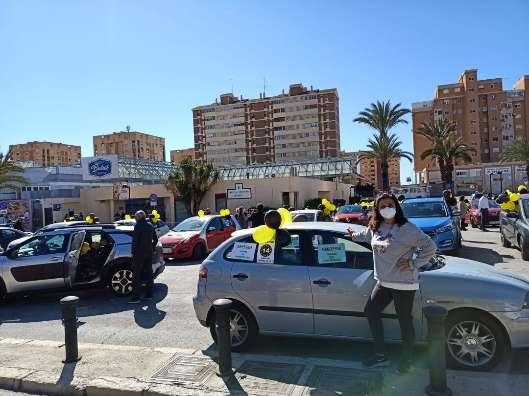 Caravana de interinos en el aparcamiento del Mercado de Babel