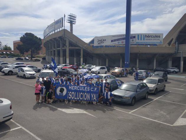 Aficionados del Hércules antes de comenzar la caravana