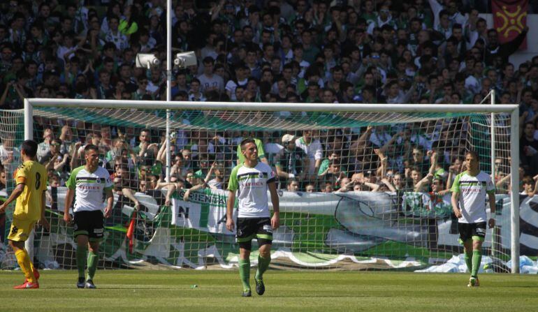 Los jugadores del Racing, tras recibir el primer gol en contra