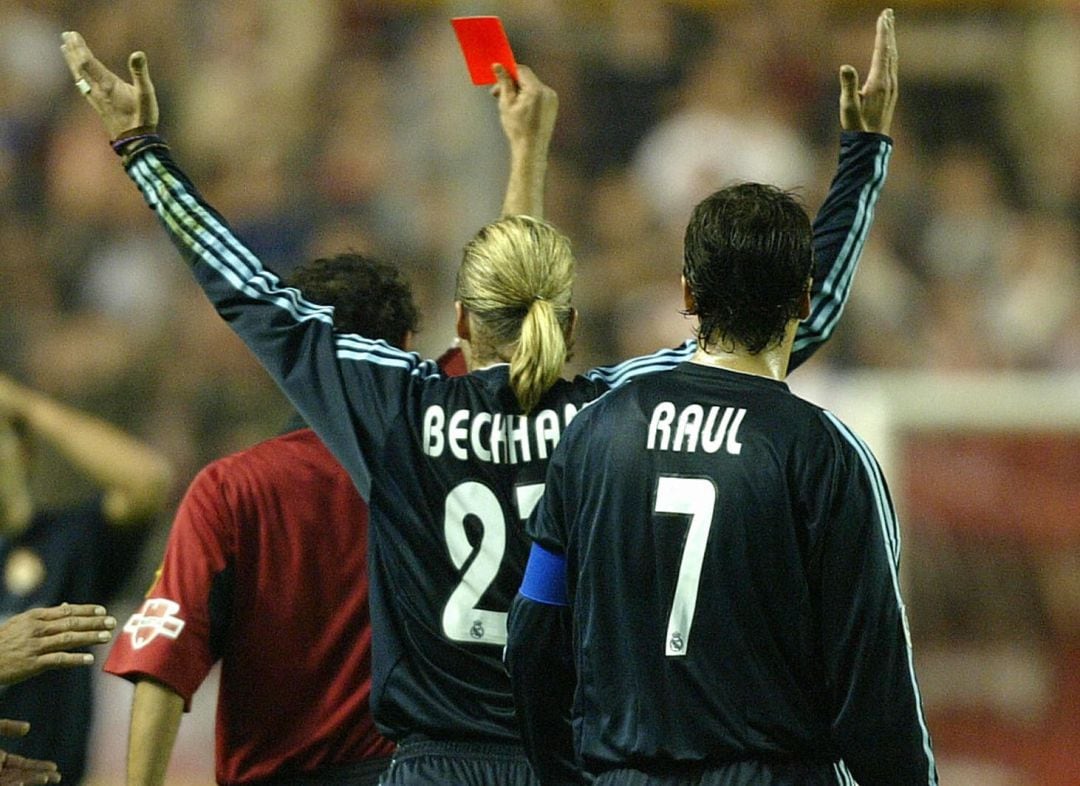 Iturralde muestra una tarjeta roja en un partido del Real Madrid ante Beckham y Raúl González.