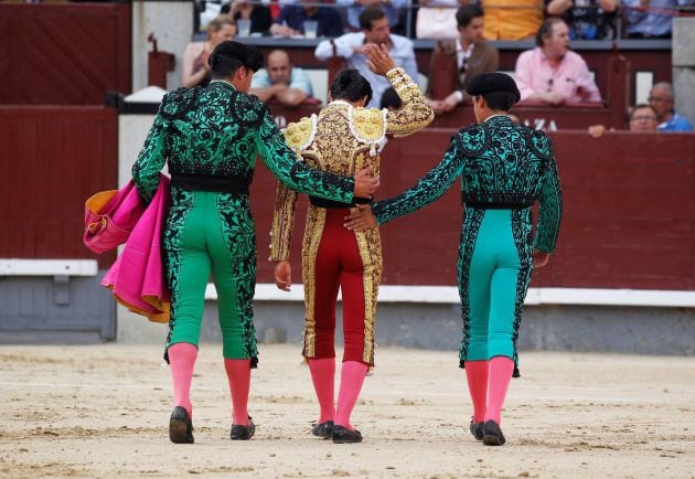 El diestro Pablo Aguado (c) tras ser volteado por su primero en la tradicional Corrida de la Prensa, último festejo de la Feria de San Isidro, esta tarde en la Monumental de Las Ventas, en Madrid, compartiendo cartel con Alberto López Simón y David Fandila &quot;El Fandi&quot;, con toros de la ganadería de Santiago Domecq.