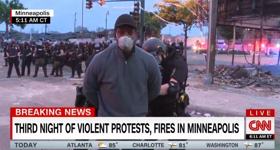 El momento de la detención del equipo de la CNN en pleno directo