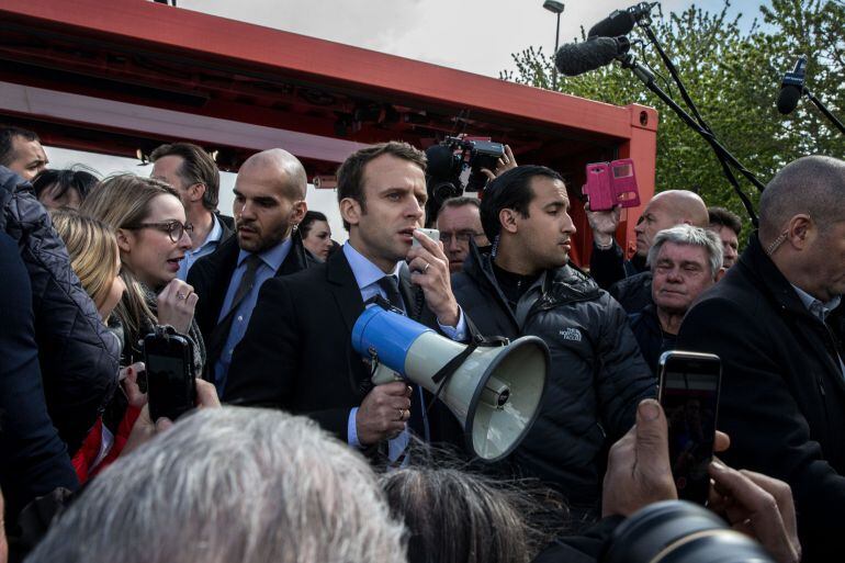 Emmanuel Macron, con los empleados de Whirlpool 