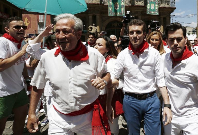 El candidato a la presidencia del PP, Pablo Casado, ha visitado hoy el Casco Viejo de Pamplona, junto a compañeros del partido en Navarra ha paseado para promocionar su candidatura, donde al ser reconocido ha sido objeto de insultos y también de algún apl